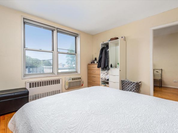 60-11 Broadway 3L, Woodside NY 11377