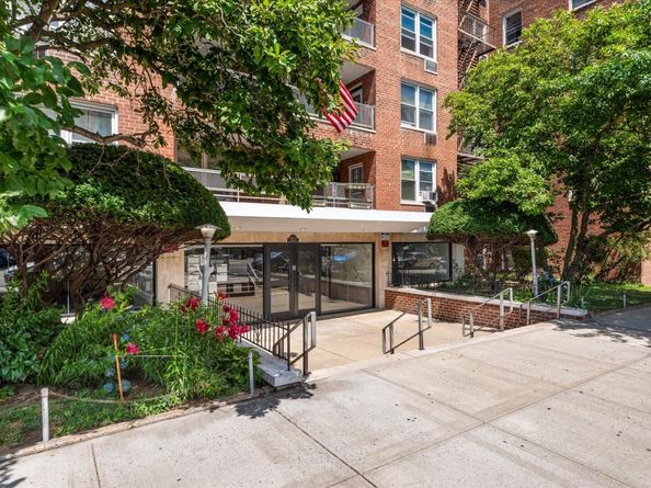 60-11 Broadway 3L, Woodside NY 11377