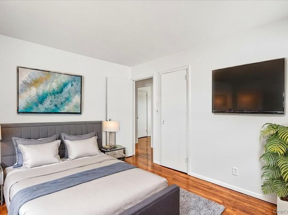 19 Dakota Street, Hicksville NY 11801