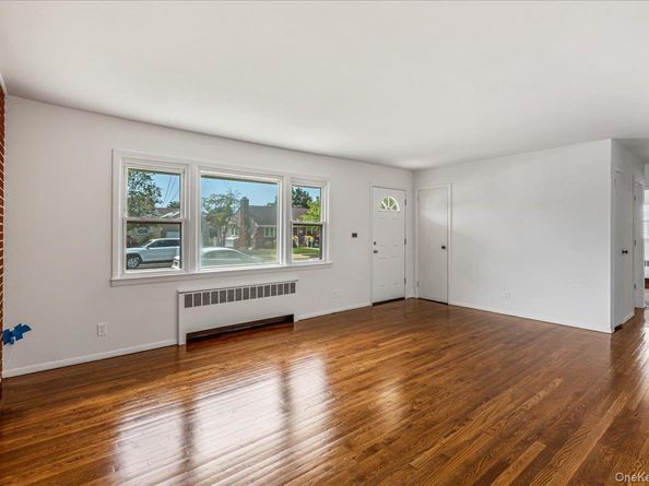 19 Dakota Street, Hicksville NY 11801