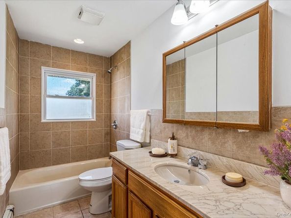 19 Dakota Street, Hicksville NY 11801