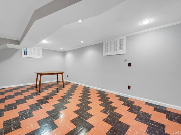 21 Pamela Lane, Valhalla NY 10595