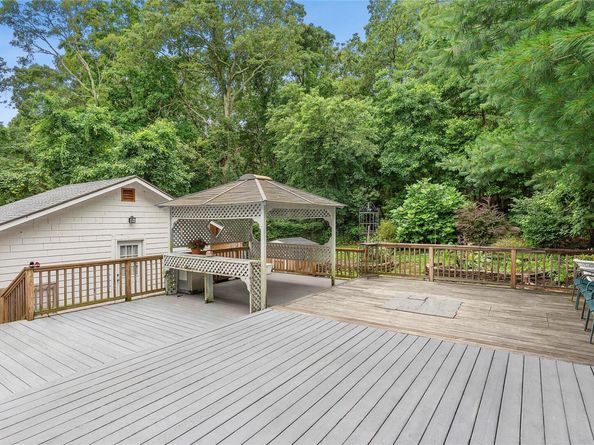 15 Shinnecock Place, Hampton Bays NY 11946