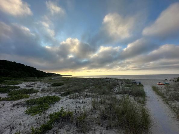 15 Shinnecock Place, Hampton Bays NY 11946
