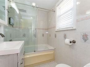 7 Mayfair Road, Baldwin NY 11510
