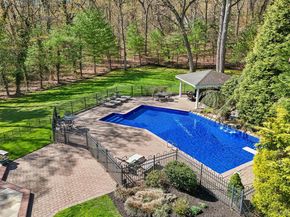 27 Treeview Drive, Melville NY 11747