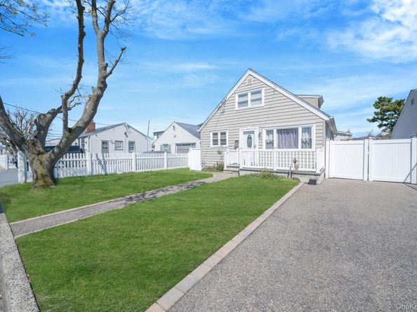 82 E Seacrest Avenue, Lindenhurst NY 11757
