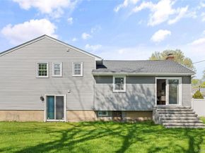 16 Eleanor Road, Plainview NY 11803