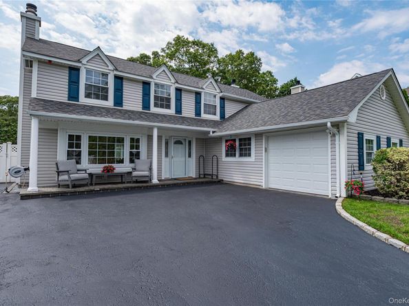 16 Sussex Lane, Lake Grove NY 11755