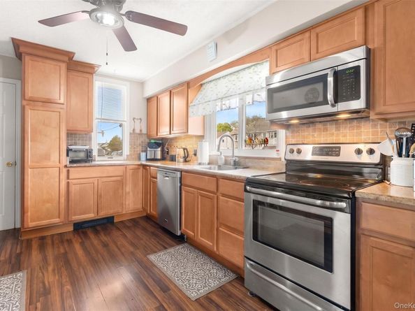 228 W Riviera Drive, Lindenhurst NY 11757