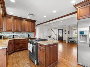 160 Sequams Lane W, West Islip NY 11795