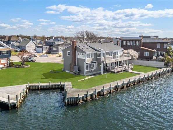 160 Sequams Lane W, West Islip NY 11795
