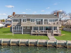 160 Sequams Lane W, West Islip NY 11795