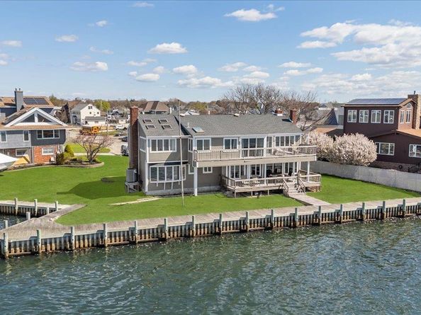 160 Sequams Lane W, West Islip NY 11795