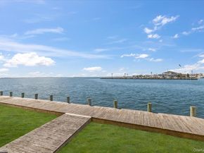 160 Sequams Lane W, West Islip NY 11795