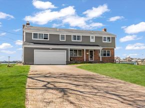 160 Sequams Lane W, West Islip NY 11795