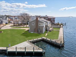 160 Sequams Lane W, West Islip NY 11795
