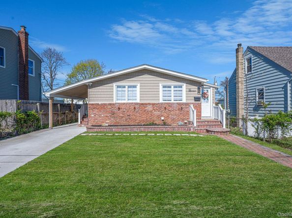 16 Riviera Parkway, Lindenhurst NY 11757