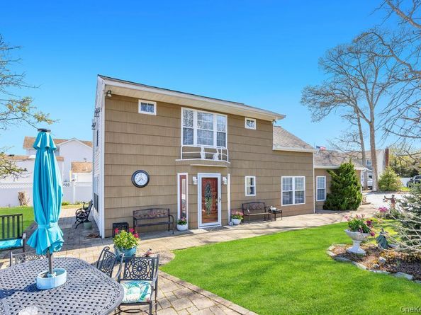 70 Featherbed Lane, Oakdale NY 11769