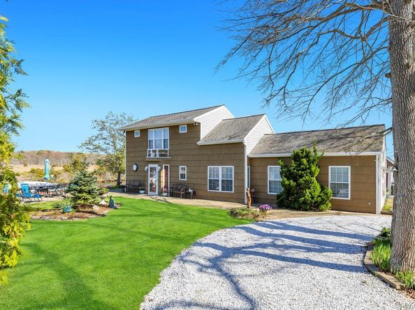 70 Featherbed Lane, Oakdale NY 11769