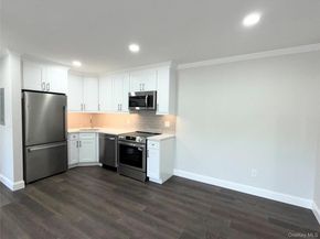 100 Connetquot Avenue 10, East Islip NY 11730