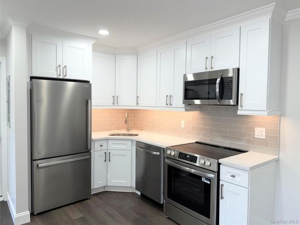 100 Connetquot Avenue 10, East Islip NY 11730
