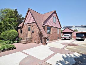25 Kensington Court, Copiague NY 11726