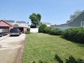 25 Kensington Court, Copiague NY 11726