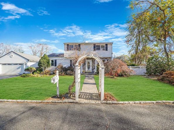 10 Marchant Drive, Saint James NY 11780
