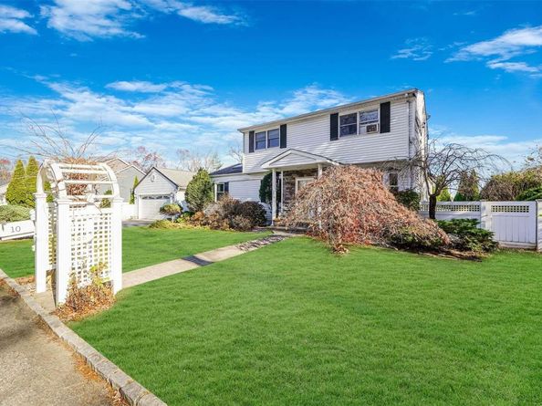 10 Marchant Drive, Saint James NY 11780