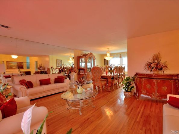 786 E Carl Avenue, Baldwin NY 11510