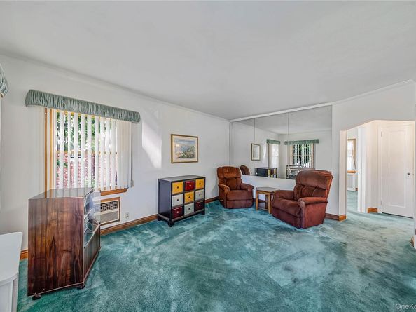 45 Park Circle, New Hyde Park NY 11040