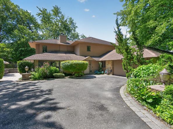 12 Locust Lane, Roslyn Heights NY 11577