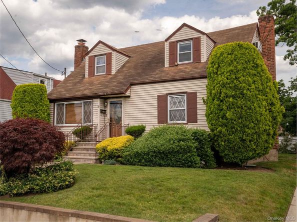 9 Satterie Avenue, Valley Stream NY 11580