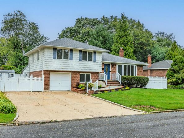 27 Schoenfield Lane, Melville NY 11747