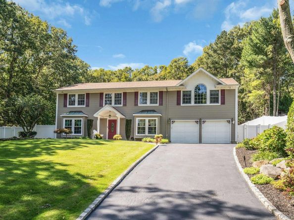 43 Stonehurst Lane, Dix Hills NY 11746