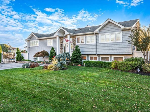 174 Secatogue Lane W, West Islip NY 11795