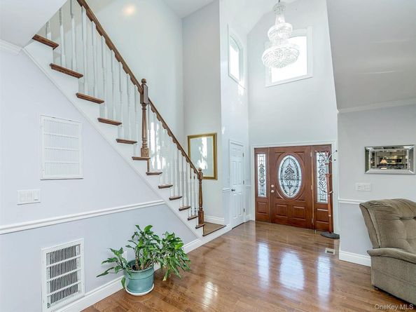752 Kensington Court, Westbury NY 11590