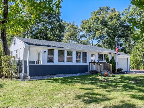 10 Nesaquake Trail, Ridge NY 11961