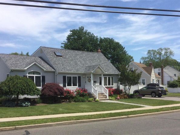 104 Phyllis Drive, Lindenhurst NY 11757