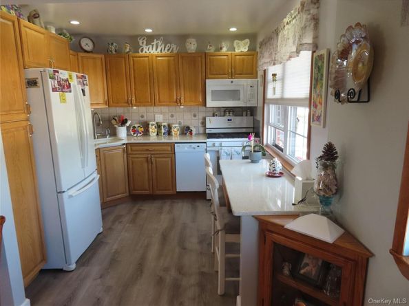 463 Mariners Way, Copiague NY 11726