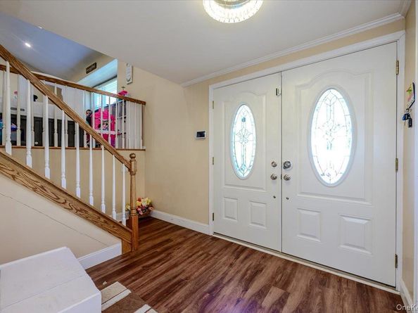 120 Sutton Drive, Plainview NY 11803