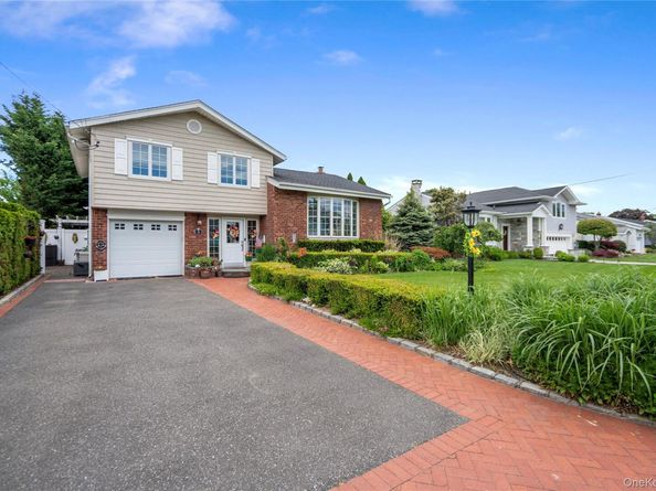 39 Brewster Road W, Massapequa NY 11758