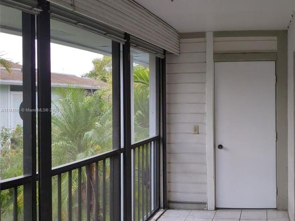 917 NE 199th St 206, Miami FL 33179