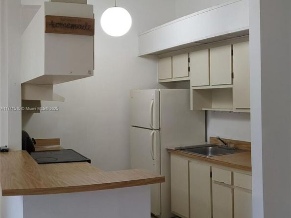 917 NE 199th St 206, Miami FL 33179