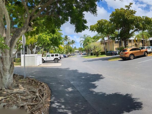 917 NE 199th St 206, Miami FL 33179