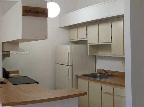 917 NE 199th St 206, Miami FL 33179