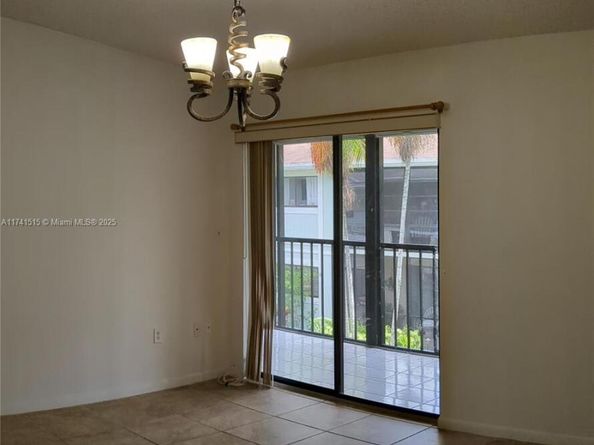 917 NE 199th St 206, Miami FL 33179