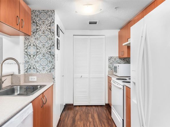816 NW 11th St 1101, Miami FL 33136
