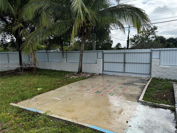 1805 NW 175th St, Miami Gardens FL 33056